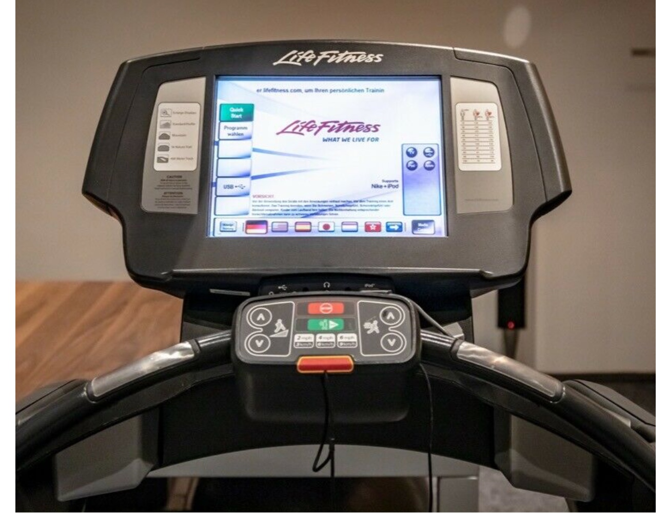 Orginal-Bild-15-Zoll-Life-Fitness-Platinum-Club-Series-Laufband-gebraucht